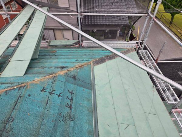 袖ヶ浦市にて雨漏り修理〈施工不良による再発・葺き替えで修理〉の施工前写真